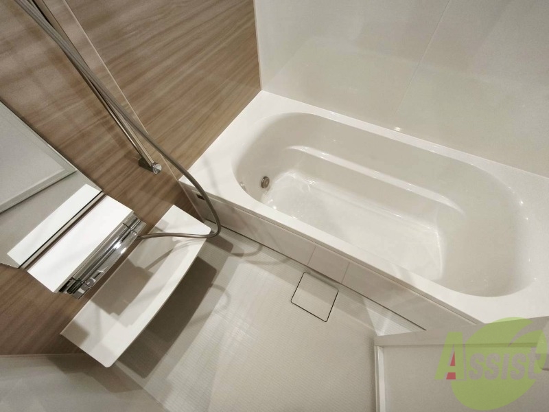 バス・シャワールーム　お風呂です。広々したバスでゆっくりくつろげます。