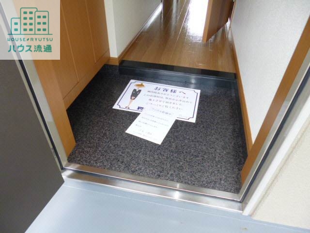 玄関　※写真は別号室です