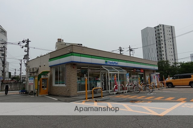 コンビニ　ファミリーマート（コンビニ）まで693m