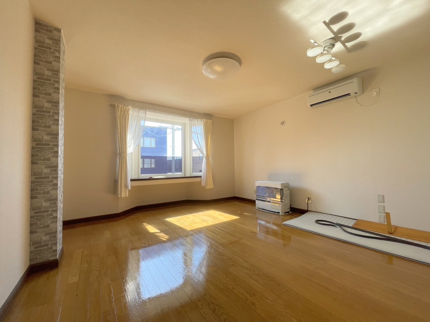 居室・リビング　明るい居間で気持ちまで明るくなりますね！