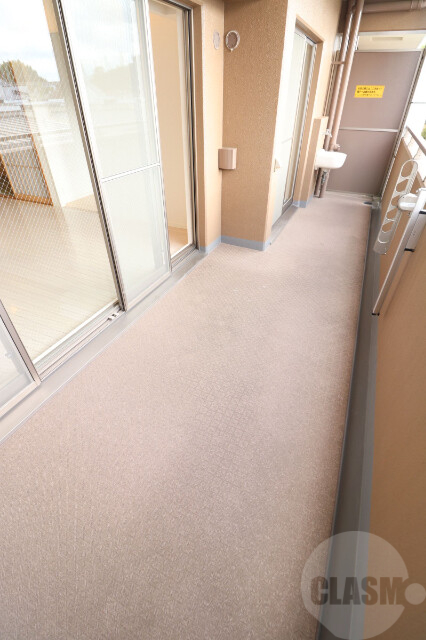 バルコニー　手洗い場のある明るいバルコニー