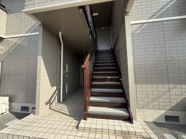 建物外観　２０２６年１月階段シート貼替