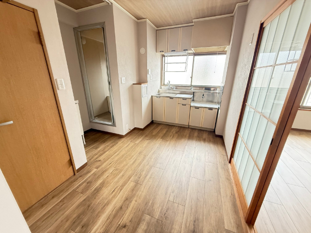 キッチン　ヴィンテージ感のある色合いの床。　お部屋全体を落ち着いた雰囲