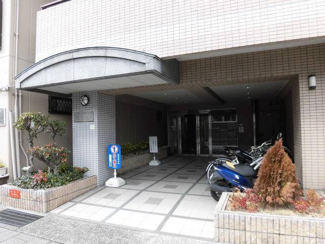 エントランス　落ち着いたエントランスです