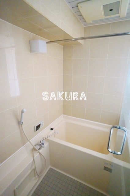 バス・シャワールーム　嬉しい追い焚き・浴室乾燥機付きです♪