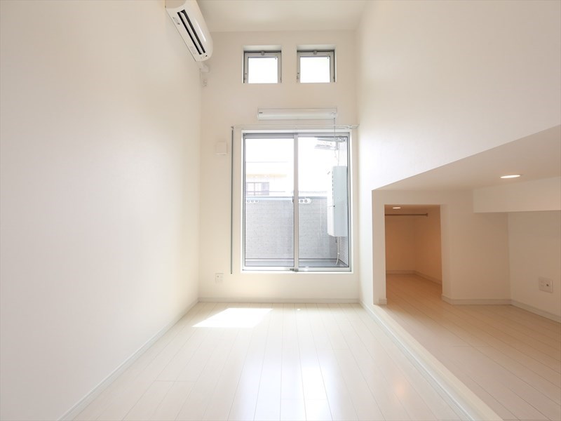 バルコニー　洋室5.3帖　アンダーロフト4.9帖（寝室にも使えます）