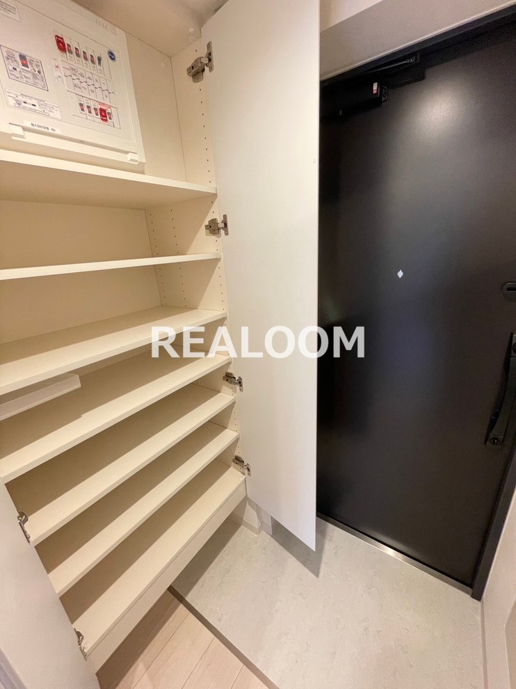 玄関　写真と現況が異なる場合は現況を優先いたします。