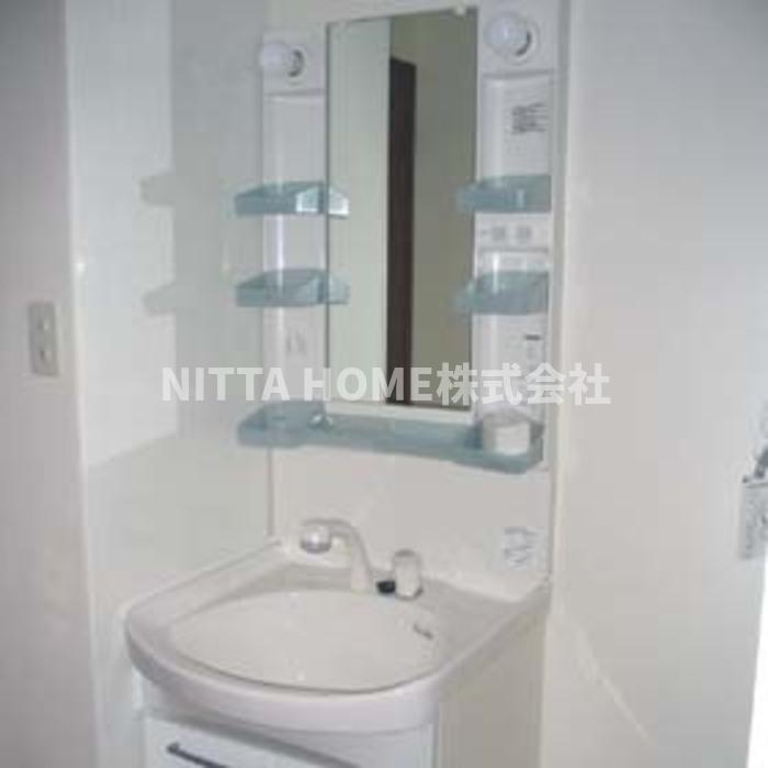 洗面設備　独立した洗髪洗面化粧台がついています＊