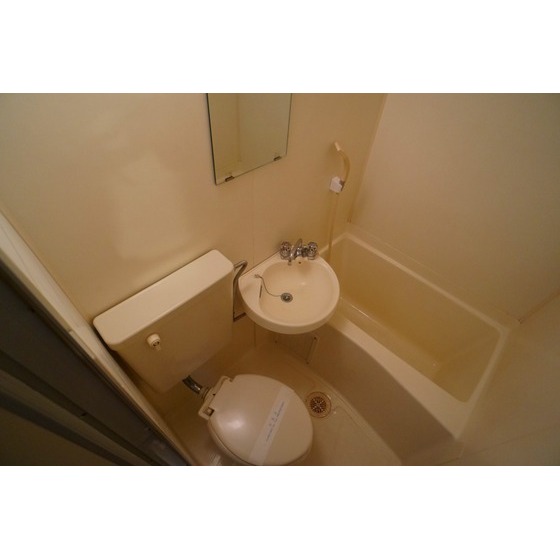 バス・シャワールーム　清潔感のあるユニットバス