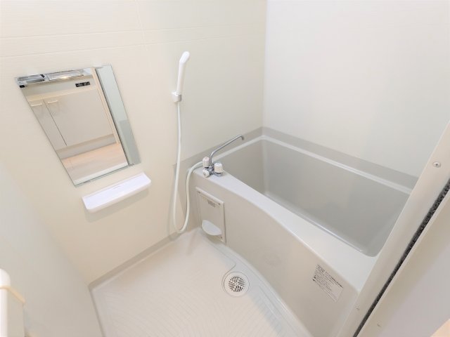 バス・シャワールーム　コンパクトで使いやすいお風呂です