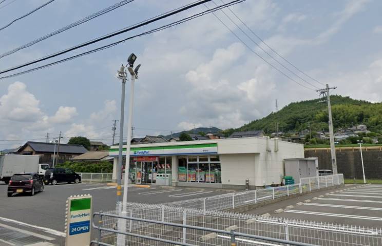 コンビニ　ファミリーマート（コンビニ）まで523m