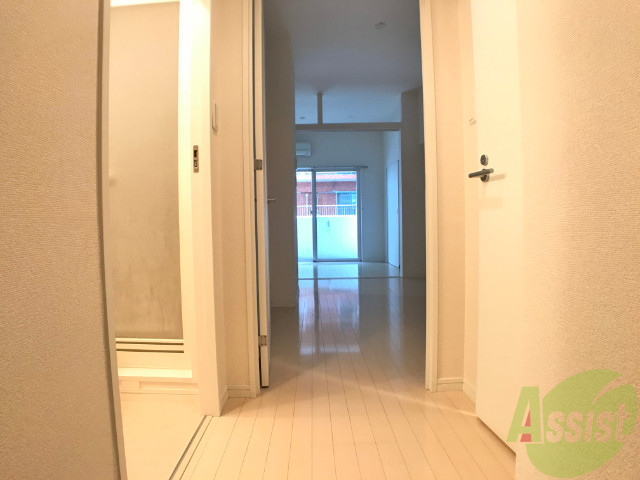 玄関　玄関の様子です。明るい印象ですね。気分もあがりそう。