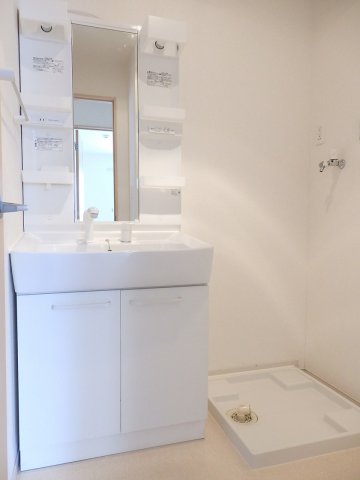 洗面設備　ゆったりとスペースのある洗面所