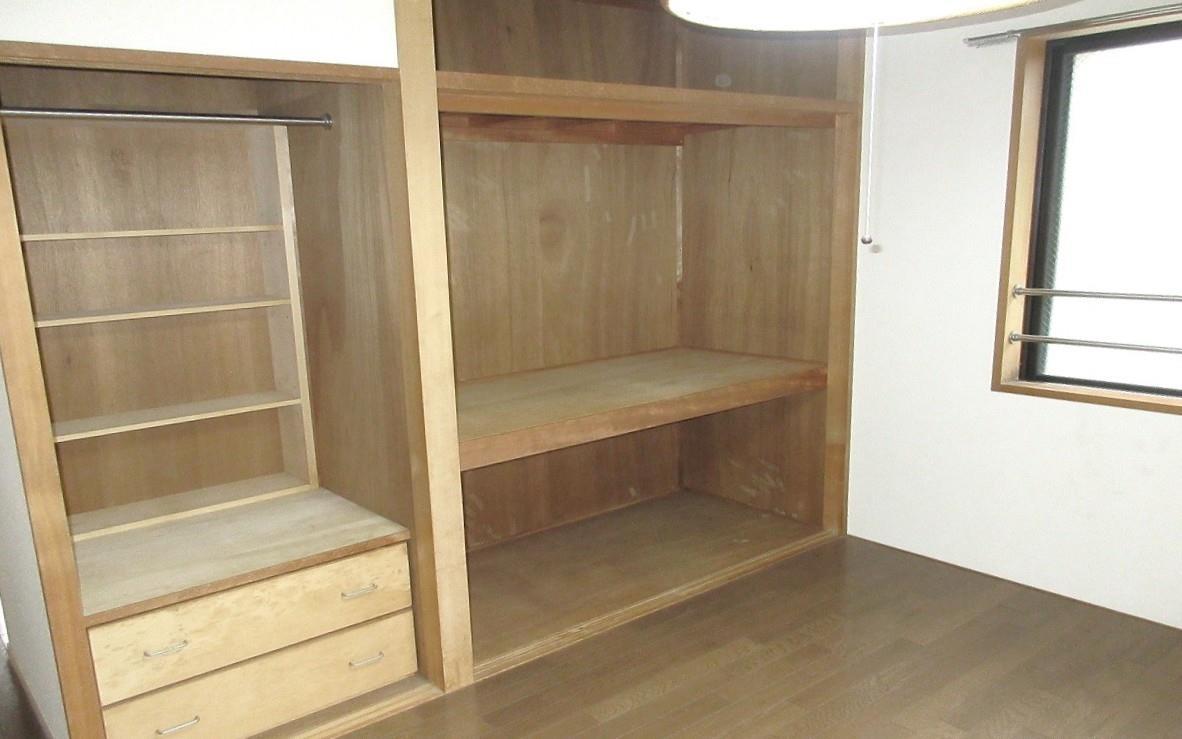 収納　ハンガーパイプ有の収納です