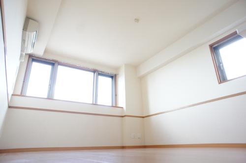 居室・リビング　広々とした明るいリビングです。