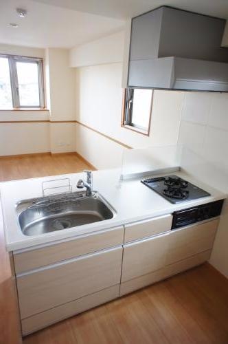 キッチン　嬉しい２口コンロのキッチンです。