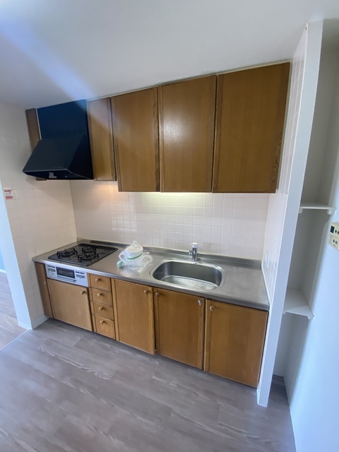 キッチン　買いすぎた調理器具もこの収納なら問題なし。。後部には食器棚も