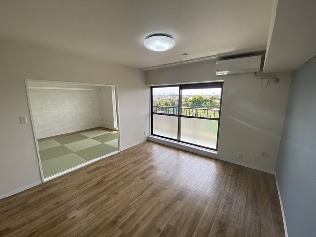 居室・リビング　独立キッチンでリビングはレイアウトしやすいスペース。