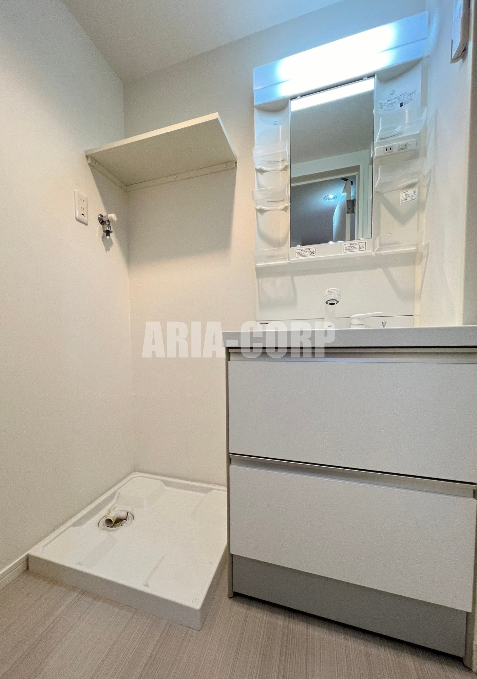 洗面設備　ゆとりある脱衣所スペース！三面鏡タイプの独立洗面台です！