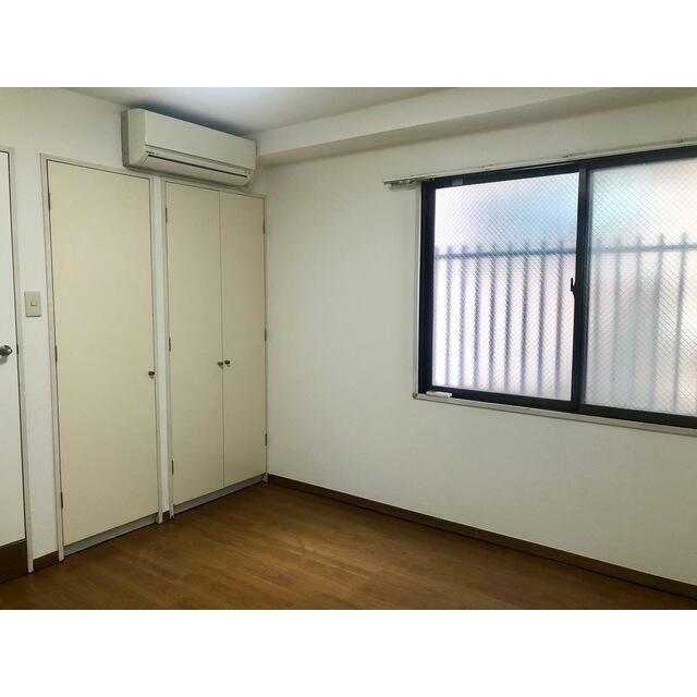 居室・リビング　木のぬくもりがあるフローリングのお部屋。