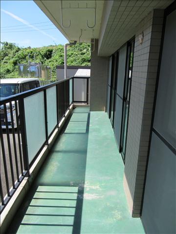 バルコニー　日当たり良好、広々としたベランダ