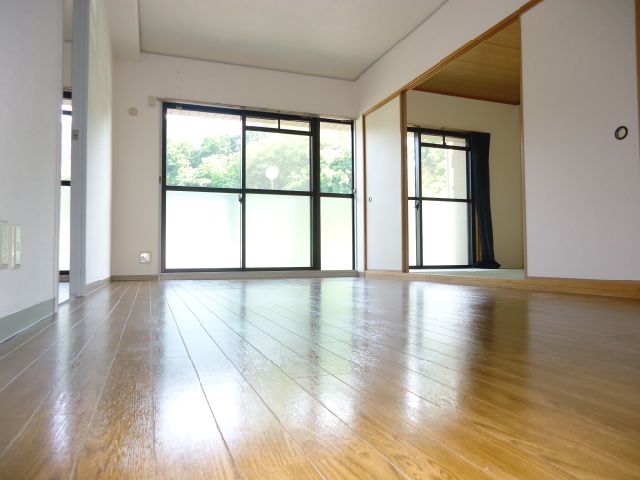 居室・リビング　広いリビングが自慢