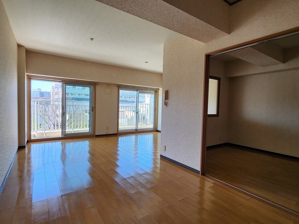 居室・リビング　日当り良好なバルコニーに面したリビング