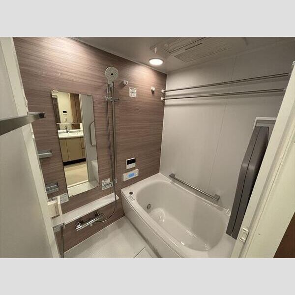 バス・シャワールーム　追い焚き機能・浴室乾燥機付きで便利！