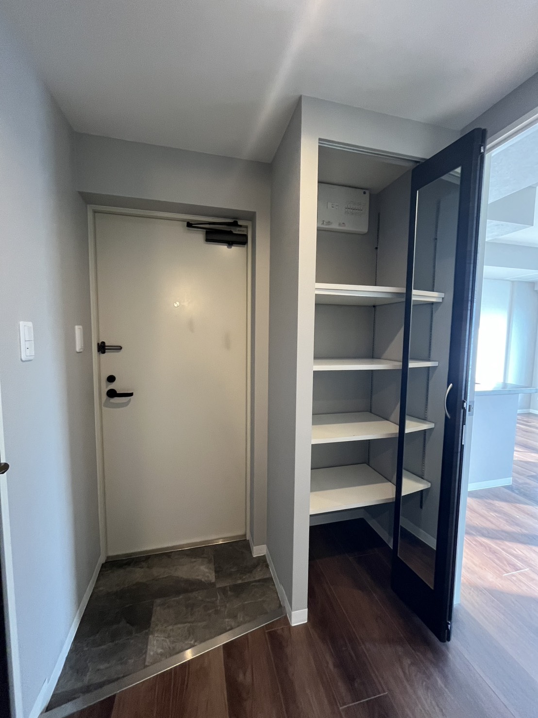 玄関　他号室のお写真です。参考にご覧ください。