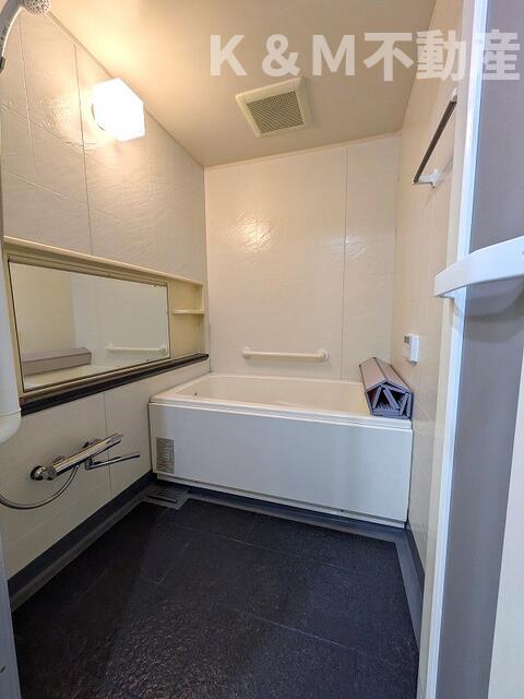 バス・シャワールーム　コンパクトで使いやすいお風呂です