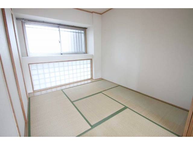 その他共有部分　出窓のある明るいお部屋です☆