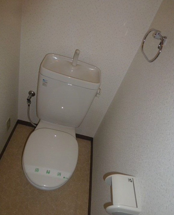 トイレ　落ち着いた色調のトイレです