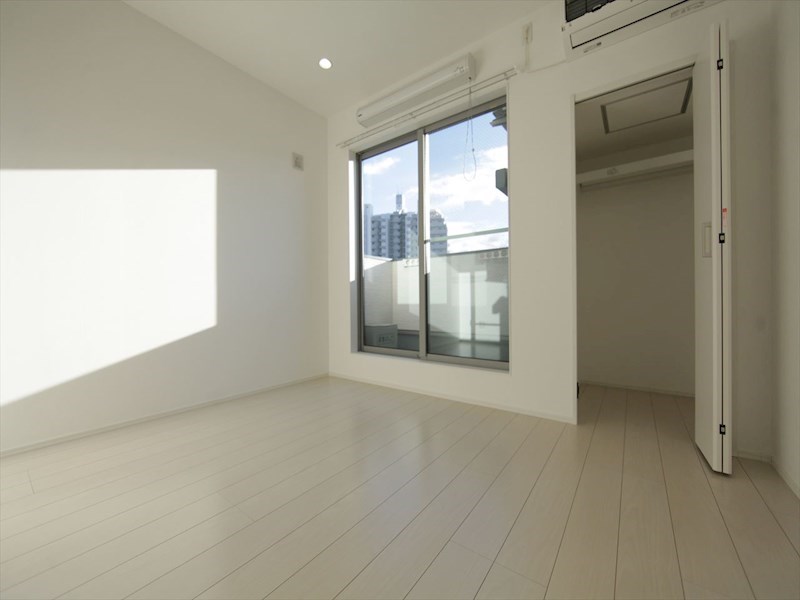 居室・リビング　洋室6帖　クローゼット付　エアコン完備　南面バルコニー