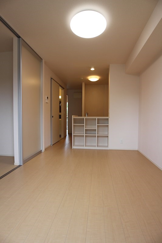 居室・リビング　※別号室の写真です。