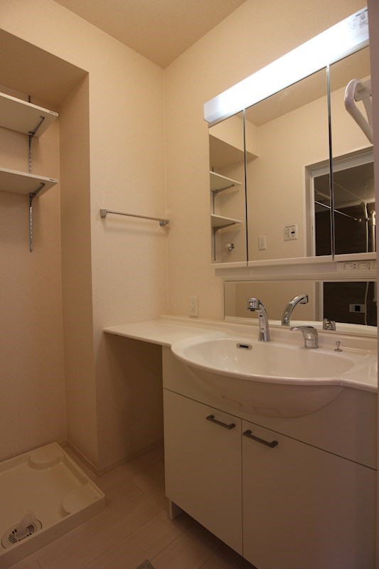 洗面設備　※別号室の写真です。