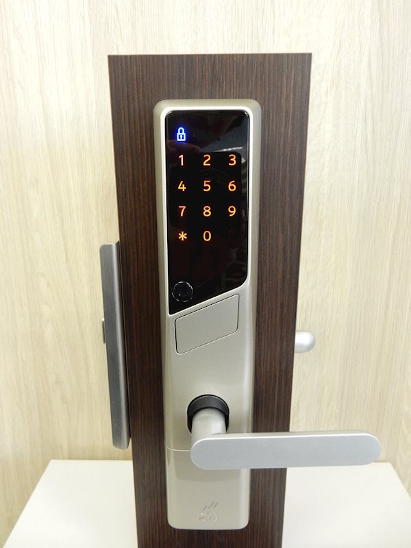 玄関　玄関錠は暗証番号を入力して開錠（edロックPLUS／タッチパ