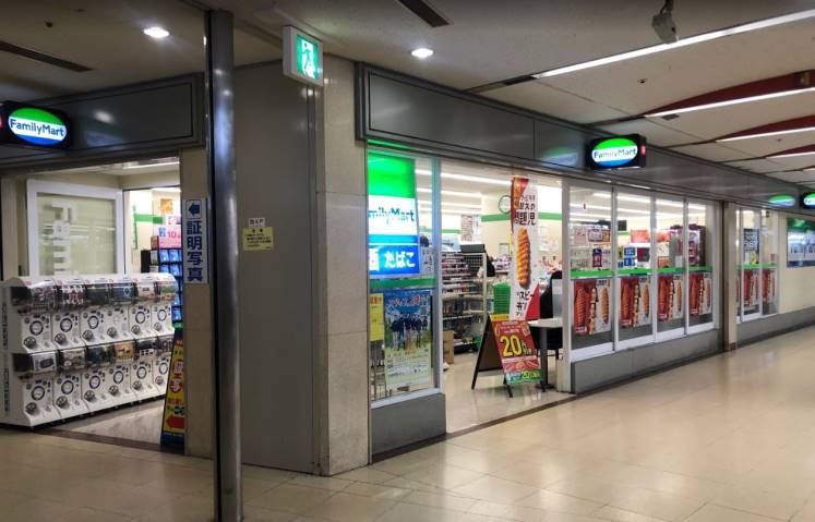 コンビニ　ファミリーマート（コンビニ）まで729m