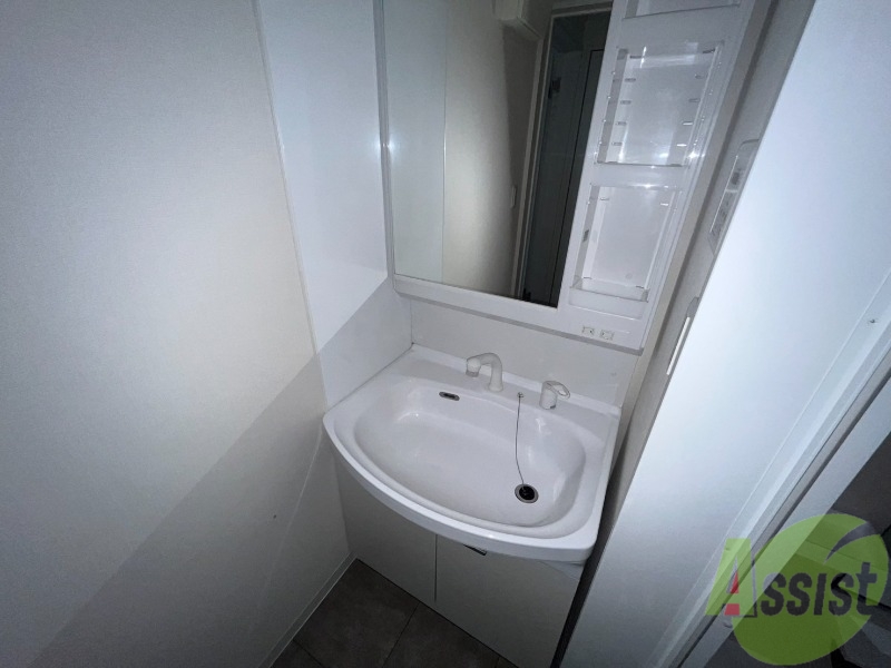 洗面設備　洗面台はこちら、広々して使いやすそうですね。