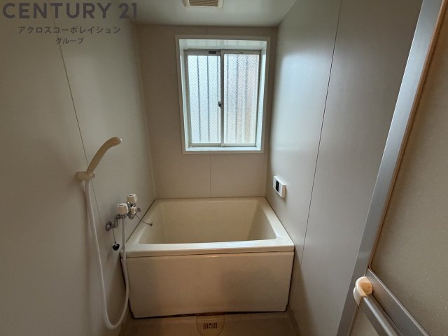 バス・シャワールーム　浴室に窓があり換気も楽々♪