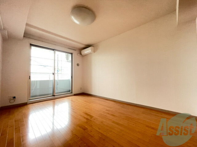 居室・リビング　９．５帖のリビングです。陽が差していて明るいですよ。