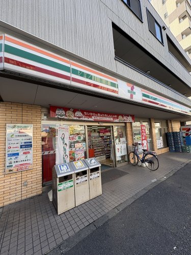 コンビニ　セブンイレブン 北区志茂駅前店（コンビニ）まで384m
