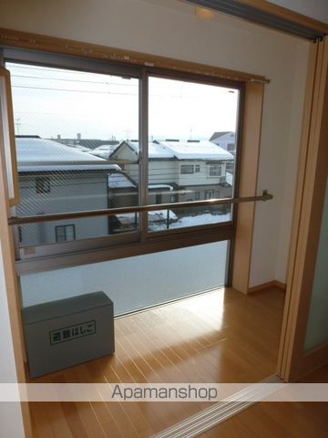 山形新幹線 山形駅 バス乗車時間：8分 最寄りバス停で下車 徒歩10分 3階建 築21年の居間写真