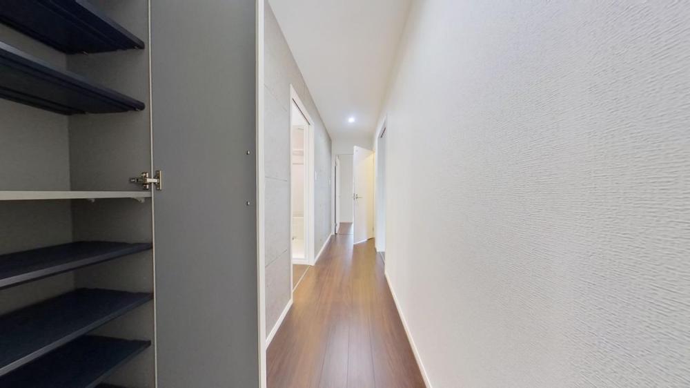 玄関　※写真は反転タイプのお部屋です。