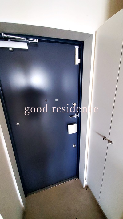 玄関　【SECOM完備＆駐輪場付き物件】