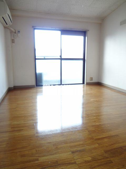 居室・リビング　南向きのお部屋です