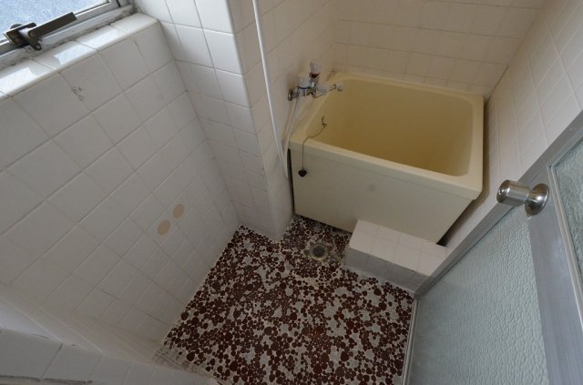 バス・シャワールーム　窓付きで換気も楽々☆