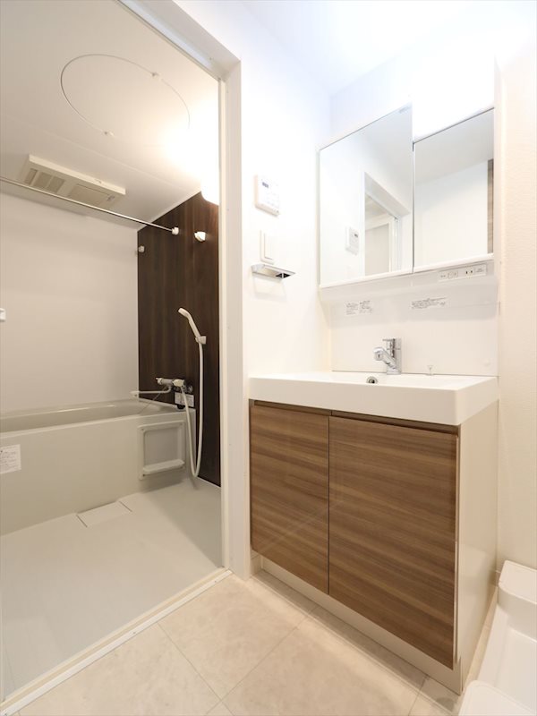 洗面設備　脱衣所　独立洗面台（シャンプードレッサー付）同仕様写真