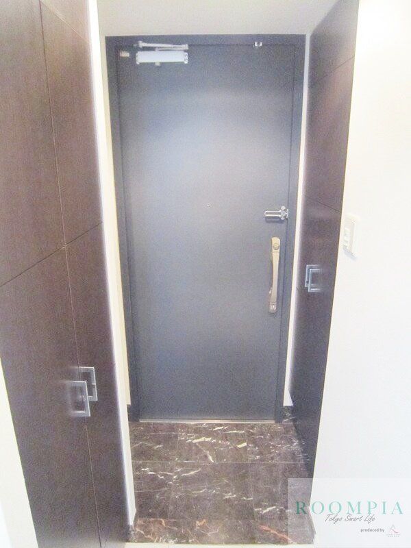 玄関　※同タイプの別のお部屋です。