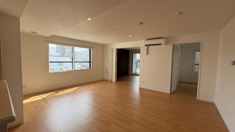 居室・リビング　明るいリビング