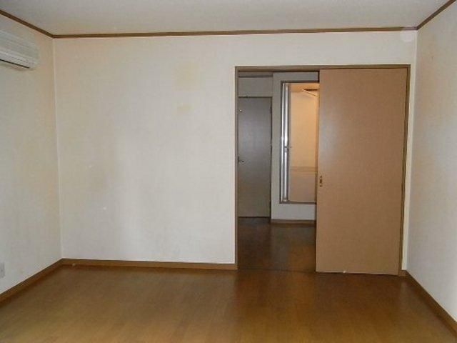 その他部屋・スペース　バルコニー側から室内を見て